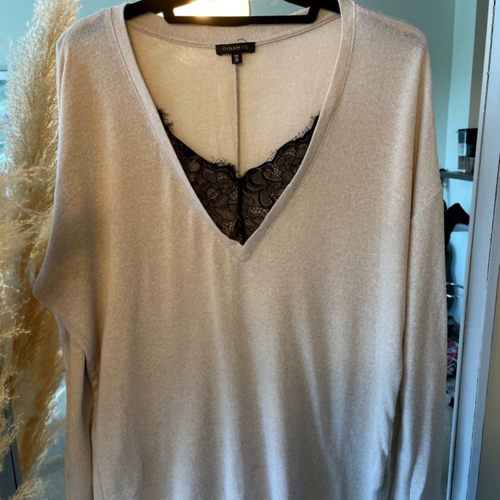 Loose fitting shirt with lace